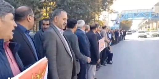 تجمع اعتراضی بازنشستگان کرمانشاه مقابل سازمان تامین اجتماعی