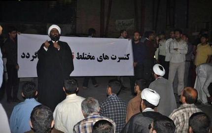 در سال‌های گذشته نیز گروه‌هایی که بعضا با تجمع و یا پهن کردن سجاده و خواندن نماز مقابل سالن‌ها، از برگزاری این  کنسرت‌ها جلوگیری می‌کنند، آزادانه به این رفتار خود ادامه می‌دهند و به‌نظر می‌رسد هیچ نهاد و یا ارگانی،‌ برنامه‌ای برای برخورد با آنان ندارد.