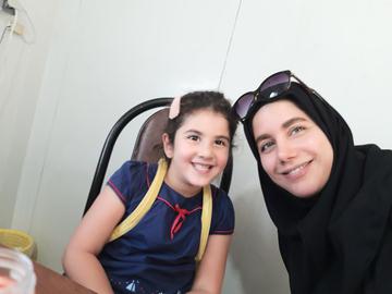 حلما در کنار مادرش؛ نام و مشخصات پدر حلما و همسرش در ایران وایر محفوظ است.