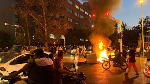 زمان این گزارش به روزهای پاییز ۱۴۰۱ و اوج اعتراضات برخاسته از خشم عمومی نسبت به قتل حکومتی «مهسا (ژینا) امینی» در هنگام بازداشت توسط «گشت ارشاد» باز می‌گردد
