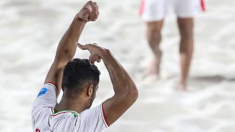 تصویری از  حرکت اعتراضی سعید پیرامون پس از گلزنی به برزیل در فوتبال ساحلی