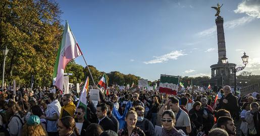 روز گذشته شنبه۳۰مهر، در اروپا بیش از هشتاد هزار ایرانی در میدان پیروزی برلین، برای اعلام همبستگی و همراهی با مردم معترض داخل ایران جمع شدند.