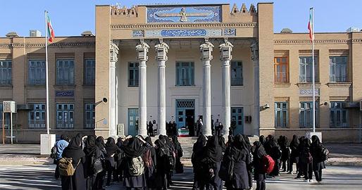 انقلاب ۱۳۵۷ گستره کل ایران را دگرگون کرد اما مدارس و دانش‌آموزان اقلیت در تبعیضی مضاعف قرار گرفتند