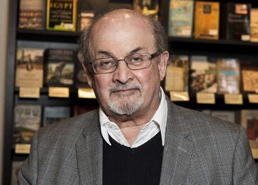 سلمان رشدی در نیویورک هدف حمله قرار گرفت