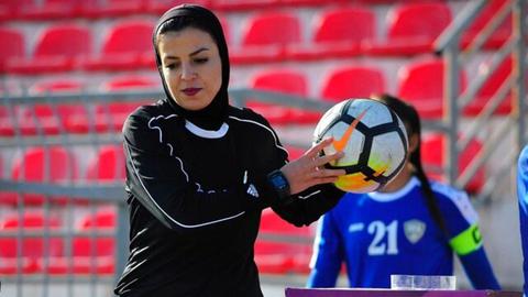 «آسو جواهری» داور سرشناس فوتبال زنان که پژوهشگر حقوق اجتماعی و مسائل سیاسی نیز هست در یک پست در صفحه اینستاگرامش، در اعتراض به حجاب اجباری از دنیای داوری خداحافظی کرد