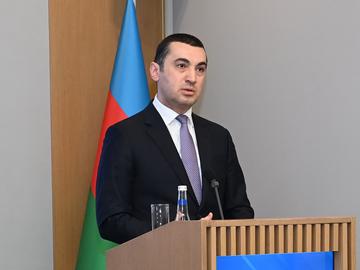 آیخان حاجی‌زاده، سخنگوی وزارت امور خارجه آذربایجان در واکنش به اظهارات ناصر کنعانی گفت: «بایراموف در نشست خبری با همتای اسرائیلی خود هیچ اظهارنظری علیه ایران نکرد و این کشور اظهارات کنعانی را اقدامی ضد آذربایجان می‌داند.»
