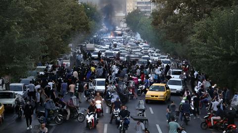 در‌حالی‌که بخش اعظمی از نیروها و سازمان‌های مخالف جمهوری اسلامی هنوز در تقلای حل‌و‌فصل اختلافات و رسیدن به نقطه تفاهم و همکاری هستند، بخش‌های دیگری از جامعه که به سرعت توانسته‌اند اختلاف نظرها را کنار بگذارند و وارد مرحله همکاری با‌هم شوند، خود را برای کمک به جنبش و معترضان متشکل می‌کنند