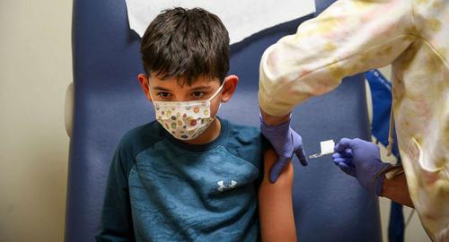 در خصوص واکسیناسیون کرونا، برخلاف حتی کشورهای همسایه ایران، الان پوشش واکسیناسیون کرونا در گر‌وه سنی کودکان مناسب نیست و هر لحظه امکان این‌که بیماری کرونا مجدداً از طریق ویروس‌های جدیدتر، زیر سویه‌های جدیدتر بازگردد، وجود دارد