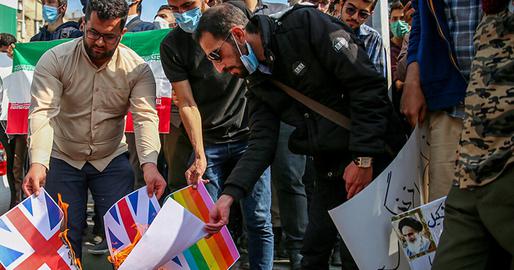 در خبرگزاری «ایرنا»  گزارشی از تجمع اعتراضی دانشجویان بسیجی در روز پنج آبان ۱۴۰۱ مقابل سفارت بریتانیا منتشر شد. در تصاویر منتشر شده از این تجمع، به آتش کشیدن پرچم جامعه رنگین‌کمانی در کنار پرچم بریتانیا به چشم می‌خورد.