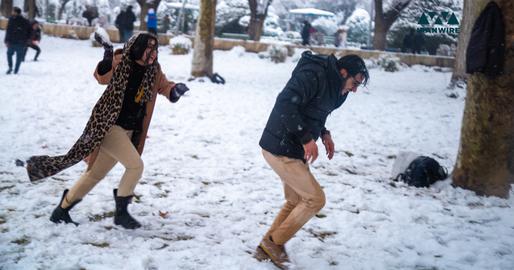 جوانان در حال برف‌بازی در یک روز برفی در تهران. عکس از ایران‌وایر