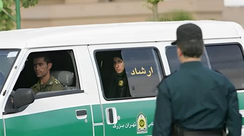 براساس لایحه تازه به کار گرفته شده موسوم به حجاب و عفاف، حجاب‌بان‌ها و سایر ضابطین قضایی به هیچ‌وجه اجازه ندارند جز تذکر زبانی، با شهروندان دارای پوشش اختیاری برخورد دیگری داشته باشند