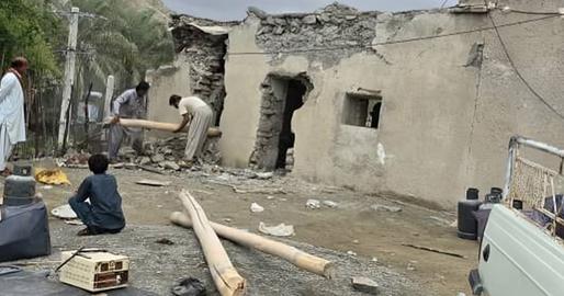 زلزله‌زدگان بلوچستان: هلال‌احمر می‌گوید خانه‌‌تان کامل خراب نشده، تهران چادر نمی‌دهد