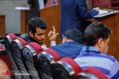 اولین جلسه دادگاه متهمان ارزی که «امید اسدبیگی» در آن به‌عنوان متهم ردیف اول تحت محاکمه قرار گرفت، ۳۰اردیبهشت۱۳۹۹ تشکیل و تا ۲۸‌تیرماه آن سال، در مجموع ۱۳جلسه برای بررسی تخلفات متهمان این پرونده برگزار شد.