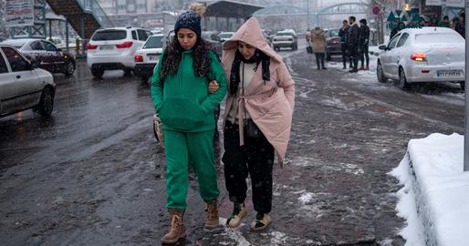 حضور زنان در سطح شهر بدون حجاب اجباری در یک روز برفی در تهران. عکس از ایران‌وایر