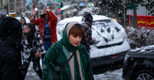 جوانان در حال برف‌بازی در یک روز برفی در تهران. عکس از ایران‌وایر