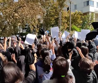 منابع دانشجویی امروز خبر از دستگیری «دست کم ۱۰ دانشجوی دانشگاه هنر» توسط «نیروهای لباس شخصی» داده‌اند.