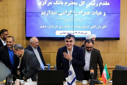 «عباس امیری‌فر» همچنین گفته است: «فرزین(رییس بانک مرکزی) تا لحظه آخر کنار مشایی و بقایی بود، کما این که فرزین و شمس‌الدین حسینی در بهمن ماه با شخص مشایی دیدار داشتند»
