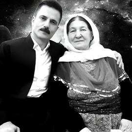 مصطفی حمدی، شهروند سقزی، مدیر گروه «پرسمان» در سقز است که در چند سال اخیر با رویه انتقادی، موضوعات مرتبط با شهرستان سقز را دنبال کرده است
