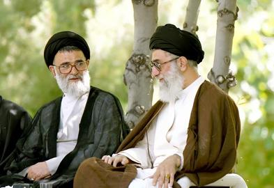 آخوندی در سال ۱۳۶۰ با «نفیسه رسولی» ازدواج کرد که دختر «هاشم رسولی محلاتی» از اعضای دفتر «روح‌الله خمینی» است