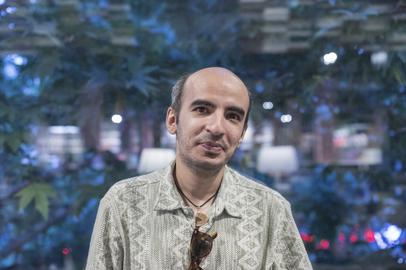حسین شنبه‌زاده  نام مستعار «اسب شاخدار ویراستار» در شبکه اجتماعی ایکس فعالیت می‌کرد. او ویراستار آثار ادبی چون «میراث و مرگ و زندگی با اوست» نوشته «نجیب محفوظ» است.