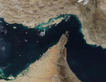 تنگه هرمز محل اتصال خلیج فارس به دریای عمان است. آب های وسط این تنگه در شمال در بخش های سرزمینی ایران و در جنوب در آب های سرزمینی عمان است و بیشترین عرض دهه آن ۵۰ کیلومتر است.