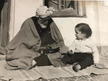 گلی در کنار پدربزرگش در ایران. او تا ۱۳ سالگی در ایران بود اما با وقوع انقلاب بهمن ۵۷ و سوقصد به جان پدرش، سرانجام مجبور به ترک وطن شد