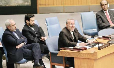 «منوچهر متکی»، وزیر خارجه وقت ایران همراه با «عباس عراقچی» معاون وقت وزارت خارجه و «محمدجواد ظریف»، نماینده وقت جمهوری اسلامی در سازمان ملل متحد که هر دو بعدها وزیر خارجه شدند، در جلسه شورای امنیت پس از تصویب قطعنامه ۱۷۴۷ علیه جمهوری اسلامی ایران.
