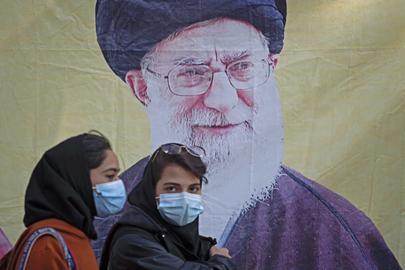 جمهوری اسلامی ایران در پایان سال ۱۴۰۲ با بی‌سابقه‌ترین اتهام وارده به خود و رهبر، مقام‌های سیاسی، فرماندهان نظامی و امنیتی و مدیران قضایی خود رو‌به‌رو است که با هیچ‌کدام از مسائل پیشین و اتهامات وارده به آن در ۴۵ سال گذشته، قابل مقایسه نیست