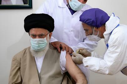تزریق اولین دوز واکسن کرونا به علی خامنه‌ای