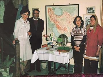 گلی فرانسیس دهقانی (نفر دوم از راست) در کنار پدر و مادرش در بریتانیا و بر سر سفره هفت سین به مناسبت نوروز و سال نوی ایرانی