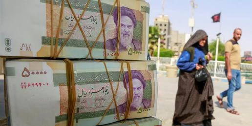 فقر در یک دهه اخیر به وضوح در ایران گسترده شده، اما خامنه‌ای خود را در این زمینه مسوول نمی‌داند
