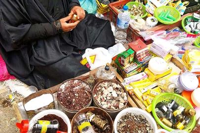 زن دست‌فروش در بازار عبدالحمید اهواز