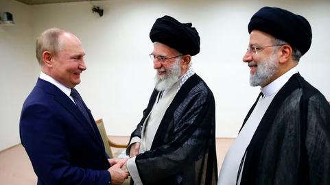 خامنه‌ای تابستان گذشته در دیدار پوتین از تهران از تجاوز نظامی روسیه به اوکراین تمجید کرد و شخصیت پوتین را برای چندمین بار ستود.