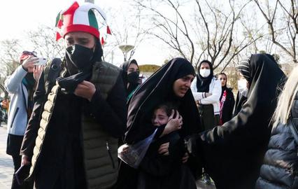 این تصویری دردناک از تلاش زنان مشهدی برای ورود به ورزشگاه امام رضا در فروردین ۱۴۰۱ است. نیروهای امنیتی در حالی به‌صورت زنان اسپری فلفل و گاز اشک‌آور زدند که بازیکنان تیم فوتبال در همان لحظات در حال برگزاری جشن صعود به جام جهانی قطر بودند.