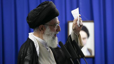 سیاست تغییر قانون اساسی در دهه ۸۰ خورشیدی توسط خامنه‌ای انجام شد، اما به «خصولتی» شدن اقتصاد ایران انجامید