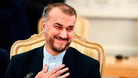 اما زمانی همین فیفا و رییس آن، محبوب حکومت ایران بود؛ مثلا ۱۰آذر۱۴۰۴ که «حسین امیر عبداللهیان» وزیر خارجه جمهوری اسلامی در دولت «ابراهیم رئیسی» در نامه‌ای مکتوب خطاب به جیانی اینفانتینو رییس فیفا، ازآنچه «میزبانی موفق قطر از جام جهانی» و همین‌طور «همکاری بی‌شائبه و فعال با جمهوری اسلامی ایران» می‌دانست، قدردانی کرد.