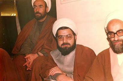 روابط خامنه‌ای با حسن روحانی پیش از انقلاب ۱۳۵۷ چندان روابط نزدیکی نبوده و این دو، چندان با یکدیگر محشور نبوده‌اند