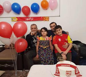 هم‌زمان گزارش‌هایی در برخی رسانه‌ها از «سیاسی شدن» پرونده علی‌رضا بیرانوند در فدراسیون فوتبال منتشر شد. برخی رسانه‌ها مدعی بودند که «شهرام دبیری»، معاون پارلمانی «مسعود پزشکیان» که پیش‌ازاین در دولت «محمود احمدی‌نژاد» با آقای زنوزی فعالیت‌های اقتصادی انجام داده، برای صادر نشدن رای دروازه‌بان خاطی فوتبال ایران با مدیران ارشد فدراسیون مذاکره کرده است. همچنین انتشار تصاویری از مسعود پزشکیان کنار فرزند و نوه‌هایش در اردیبهشت۱۴۰۴ بیش از قبل به این شایعات دامن زد. رسانه‌های ایران ۱۳اردیبهشت۱۴۰۳ تصاویری از خانواده مسعود پزشکیان با پرچم، بادکنک و کیک منقش به لوگو باشگاه تراکتور را منتشر کردند. این تصاویر مربوط به جشن تولد نوه رییس جمهوری اسلامی بود.