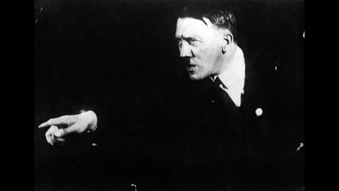 یکی از چندین عکسی که هیتلر را در حال تمرین برای سخنرانی در مقابل دوربین نشان می‌دهد. عکس را «هاینریش هافمن» گرفته است؛ مونیخ، آلمان، ۱۹۲۷.  منبع عکس: سایت عکس Alamy
