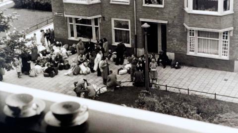 یهودیان هلندی را گرد هم آورده‌اند تا به اردوگاه «وستربورک» تبعید کنند؛ آمستردام، هلند، ۱۹۴۲.  منبع عکس: موزه‌ مقاومت آمستردام