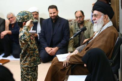 با افول حرارت انقلابی و رنگ باختن اتوپیای وعده داده شده‌ پنجاه‌وهفتی، پروپاگاندای جمهوری اسلامی مدام در خلق تصویر و ایده‌ای از آینده که بتواند به نظر جمعیت جوان آن، نه فقط جوان مذهبی حزب‌اللهی در دسترس، تحقق‌یافتنی و نزدیک برسد، شکست خورده است.