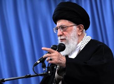 علی خامنه‌ای: حرف خدا در هیچ شرایطی زمین نماند