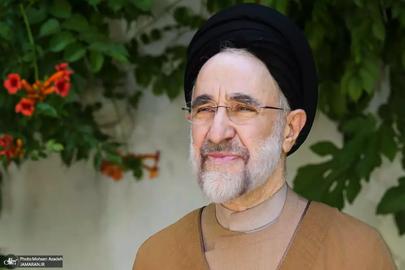 در این فایل صوتی که امروز پنجشنبه بیستم اردیبهشت منتشر شده، خاتمی می‌گوید: «تا حالا گدایی می‌کردیم، عجز و التماس می‌کردیم سه تا کرسی به ما بدهید در مجلس و اینکه بیایید یک خورده رفتارتان را عوض کنید اما دیدیم فایده‌ای ندارد.»