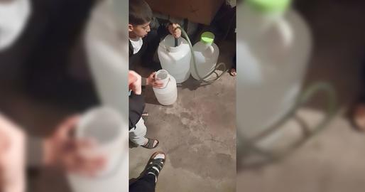 کودکانی که در روزهای قطعی آب شهر صاحب، به دنبال رفع تشنگی هستند