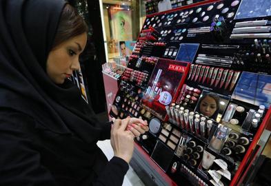ایران در حالی جایگاه اول مصرف لوازم آرایشی در دنیا را به خود اختصاص داده که بیش از ۸۰ درصد کالاهای بازار، غیر بهداشتی هستند.