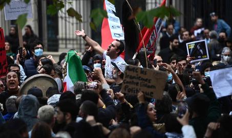 پلیس لندن به دنبال شناسایی ۱۳ نفری است که در برابر اعتراضات مقابل سفارت جمهوری اسلامی به معترضان و افراد پلیس با سنگ، بطری آب و به طور فیزیکی حمله کردند