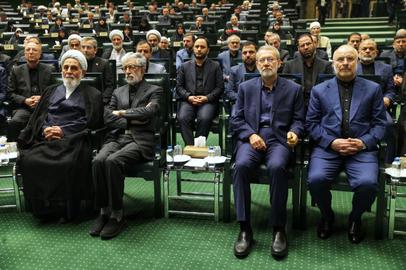 İran İslam Şurasının on ikinci dönəmi ölkənin nümayəndə və rəsmilərinin iştirakı ilə bu gün bazar ertəsi 2024-cü il may 27-də parlamentin binasında işə başlayıb.