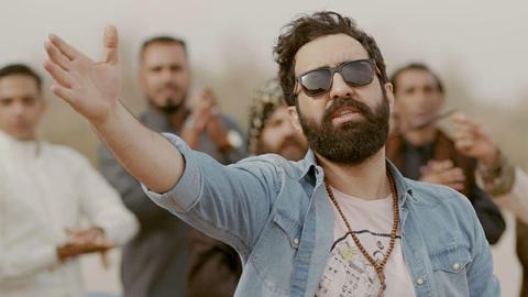 مهدی یراحی از سال ۹۷ به دلیل انتشار ترانه‌ای ضد جنگ و همچنین ترانه‌های حمایتی از اعتراضات آب مردم خوزستان از سوی وزارت ارشاد ممنوع‌الکار و ممنوع‌التصویر شده بود.