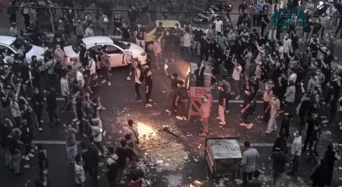 در جریان اعتراضات سراسری ۱۴۰۱ معترضین یکی از خیابان‌ها را بسته‌اند.  تهران