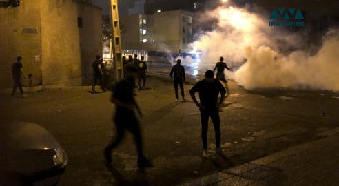 در جریان اعتراضات سراسری ۱۴۰۱ معترضین به مقابله با نیروهای امنیتی، که در حال شلیک گاز اشک آور هستند، برخاسته‌اند. تهران
